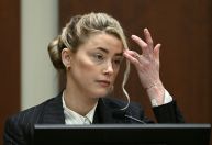 Amber Heard é questionada sobre uso de drogas e mensagens de amor enviadas a Depp
