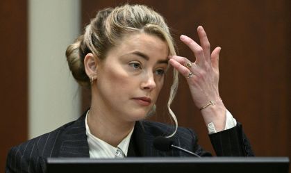Amber Heard é questionada sobre uso de drogas e mensagens de amor enviadas a Depp