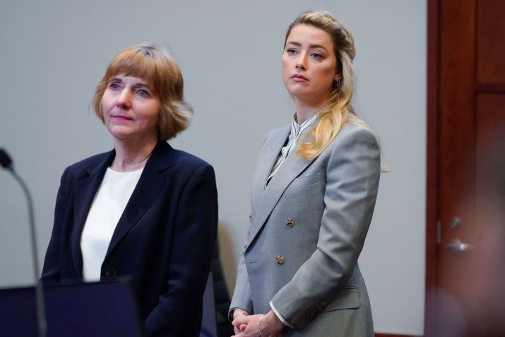 Amber Heard e sua advogada Elaine Bredehoft / AP