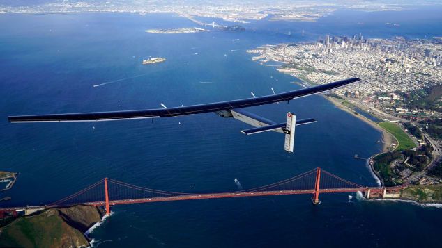 Solar Impulse 2 sobrevoa a ponte Golden Gate, em São Francisco, em 23 de abril de 2016 / Jean Revillard/Handout/Getty Images