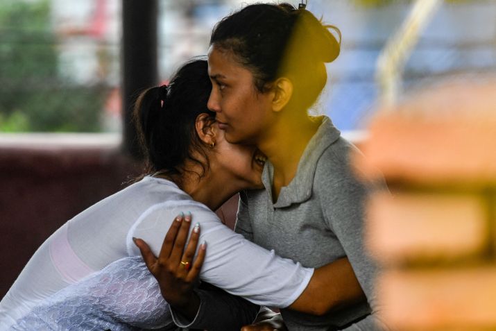 Familiares de passageiros a bordo do avião que sofreu acidente em Pokhara, em 29 de maio / AFP via Getty Images