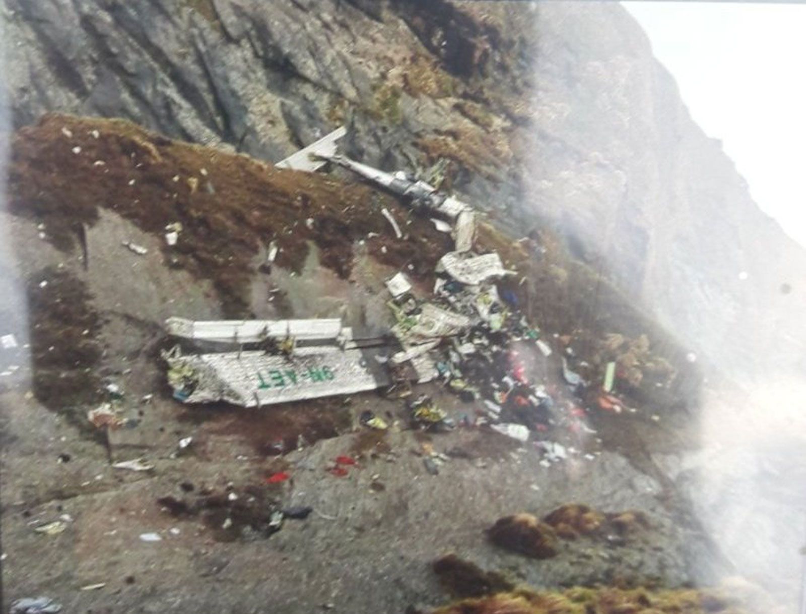 Destroços da queda do avião neste domingo (29) / Nepal Army Spokesperson