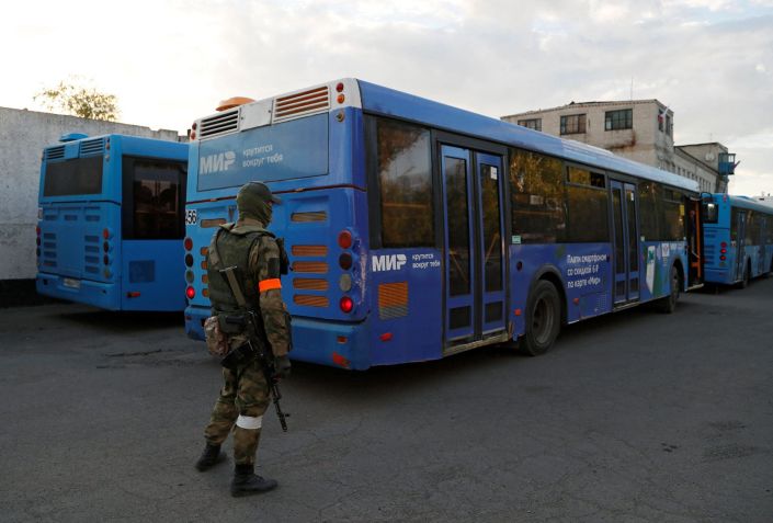 Ônibus levam soldados ucranianos que se renderam na planta siderúrgica de Azovstal, em Mariupol, em 17 de maio de 2022 / REUTERS/Alexander Ermochenko