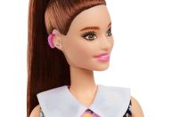 Barbie lança sua primeira boneca com aparelhos auditivos
