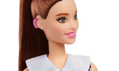 Barbie lança sua primeira boneca com aparelhos auditivos
