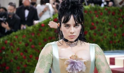 Entenda o que é a Síndrome de Tourette, que afeta a cantora Billie Eilish