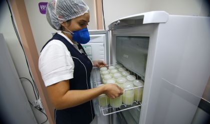 Cientistas usam leite materno para tratar Covid-19 em mulher com imunodeficiência