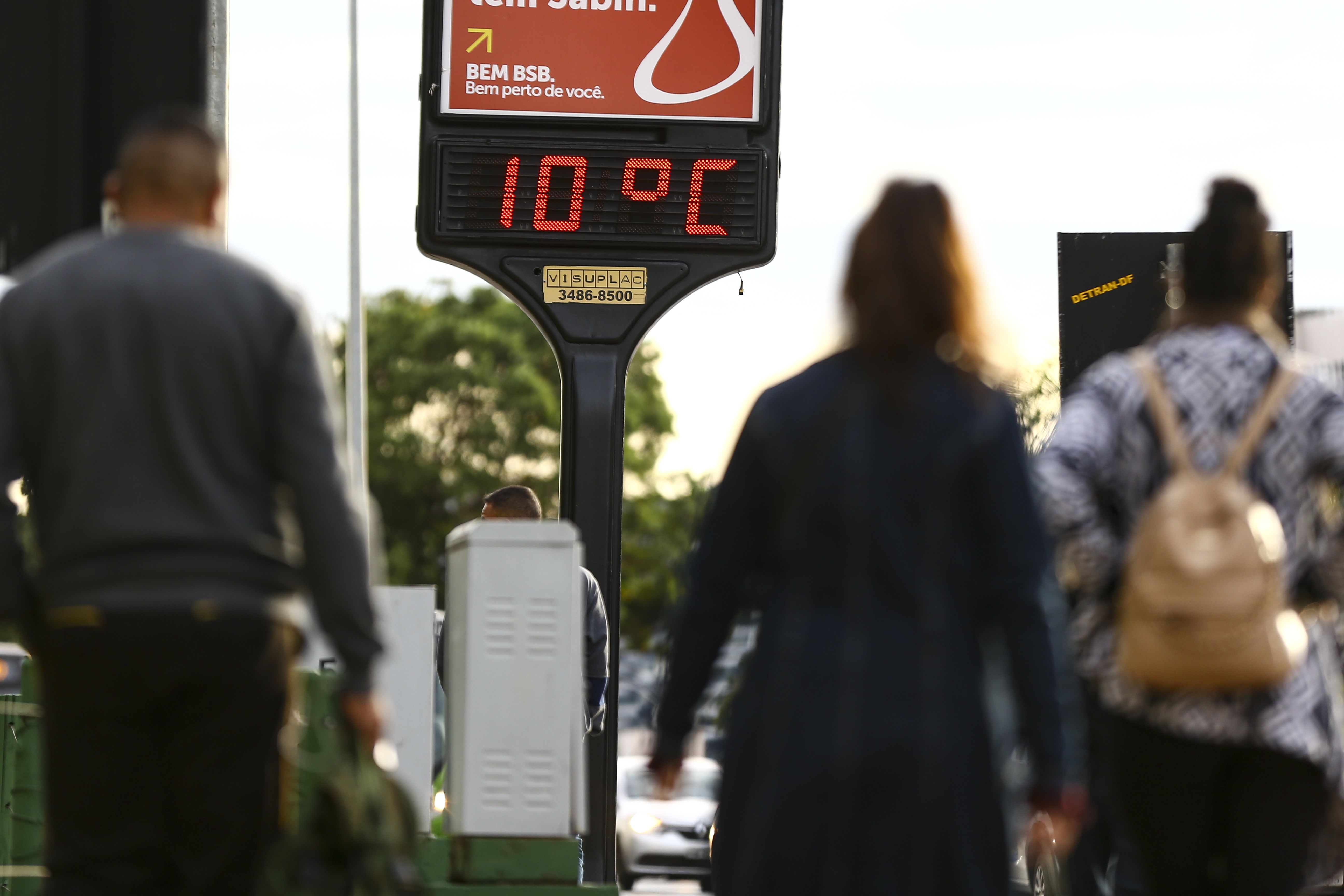 Imagem mostra relógio marcando 10°C em Brasília (DF)