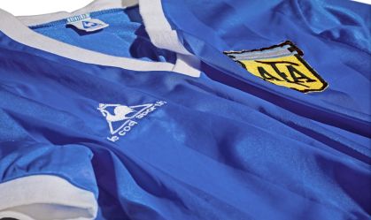 Camisa 'Mão de Deus' de Diego Maradona é leiloada por US$ 9,3 milhões