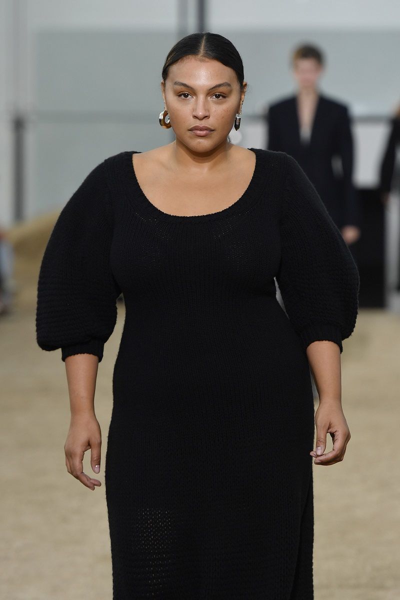 A modelo Paloma Elsesser desfila na passarela da Chloe 2022 em um vestido preto para todos os dias / Gamma-Rapho via Getty Images