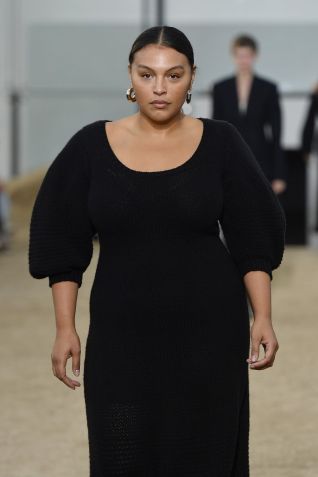 A modelo Paloma Elsesser desfila na passarela da Chloe 2022 em um vestido preto para todos os dias / Gamma-Rapho via Getty Images