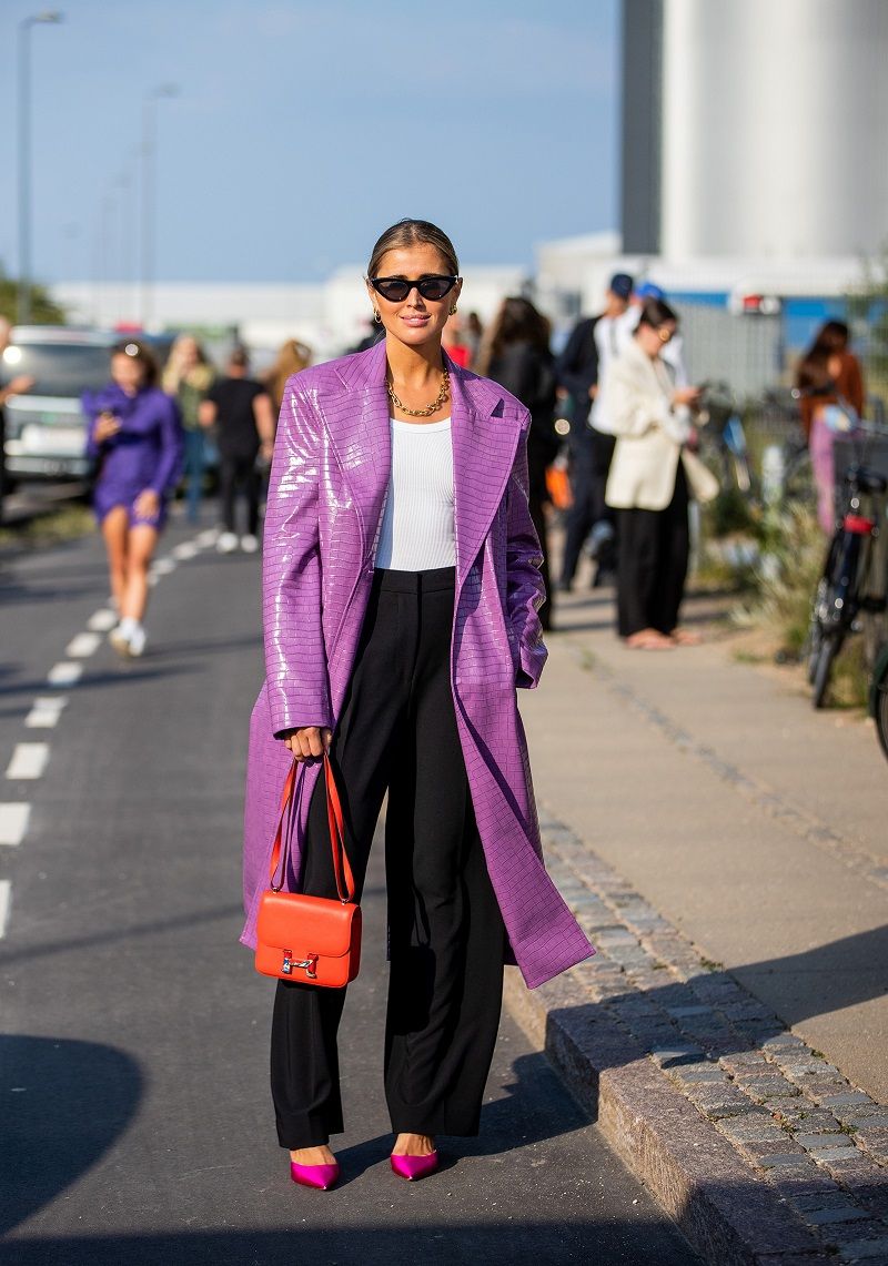 A influenciadora Darja Barannik brincando com cores em Copenhague / Getty Images