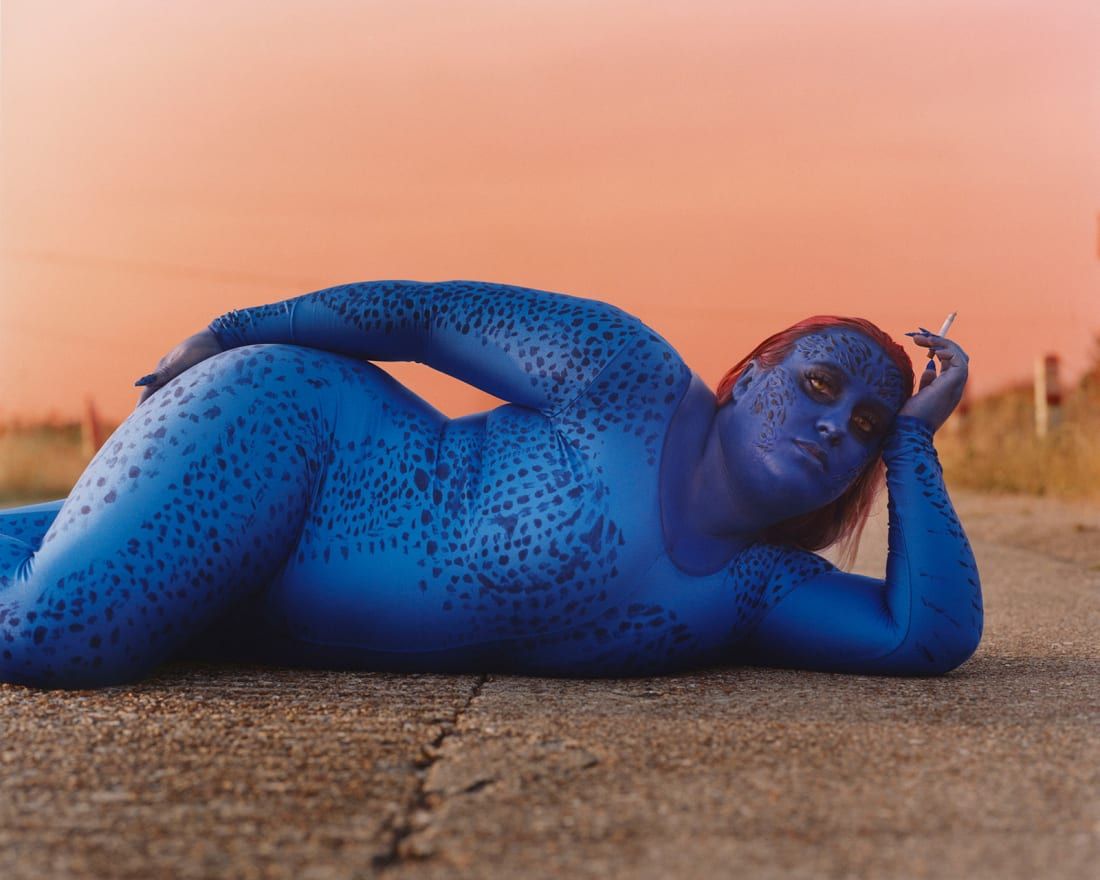 Mística, dos X-Men, é fotografada deitada no chão/ Thurstan Redding