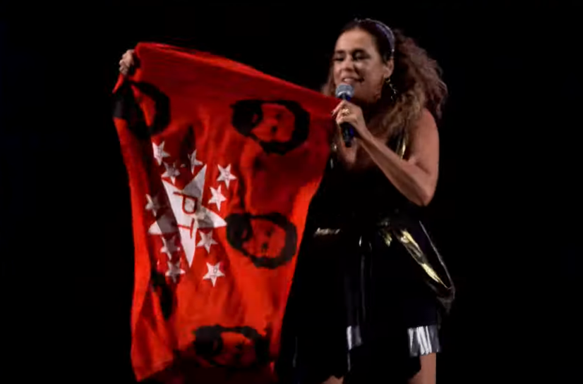 Daniela Mercury segura bandeira com rosto do ex-presidente Lula
