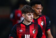 Jogador de futebol David Brooks anuncia que está curado de câncer