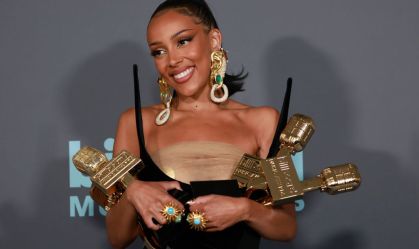 Doja Cat cancela shows para cirurgia nas amígdalas provocada por cigarro eletrônico