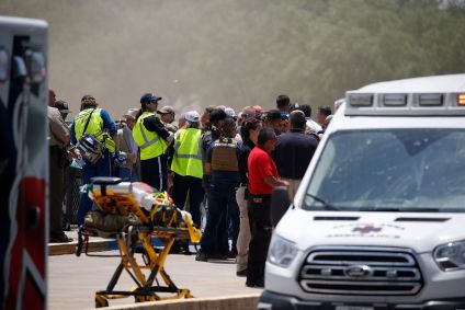 Vítima é resgatada após ataque em escola primária no Texas, Estados Unidos