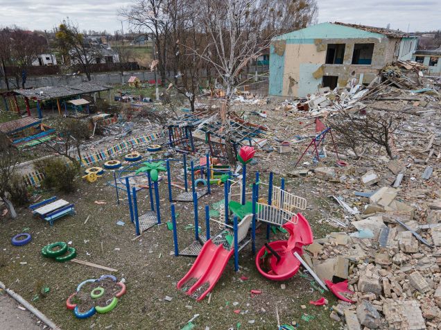 Parque danificado é visto perto do jardim de infância Barvinok, em Makariv, na Ucrânia, em 19 de abril de 2022 / Alexey Furman/Getty Images
