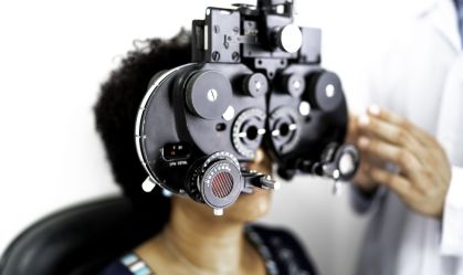 Dificuldade no acesso a oftalmologistas é empecilho para uso de óculos no Brasil