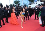 Manifestante pintada com cores da Ucrânia é retirada do tapete vermelho de Cannes