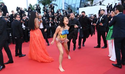 Manifestante pintada com cores da Ucrânia é retirada do tapete vermelho de Cannes