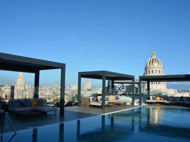Piscina no terraço do Hotel Saratoga com vista para o Capitólio de Havana. / Hotel Saratoga