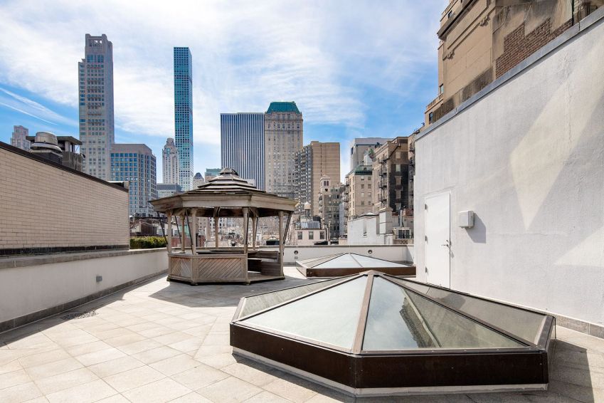 O terraço na cobertura possui um gazebo e oferece vista para o centro de Manhattan / © Travis Mark www.travismark.co