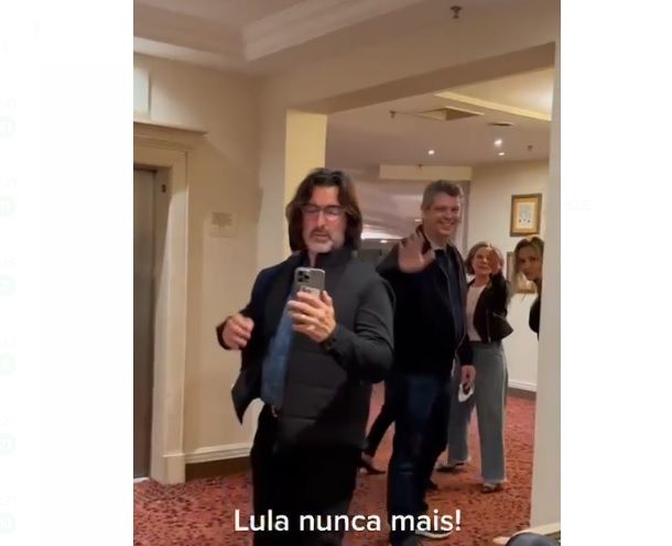 Gleisi Hoffmann reage a manifestante anti-Lula / Reprodução