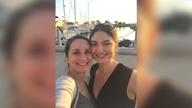 Foto recente mostra Vanja Contino e Ayda Zugay. As irmãs dizem que um envelope que receberam de um estranho com US$ 100 dentro ainda está moldando suas vidas, décadas depois / Ayda Zugay / aquivo pessoal