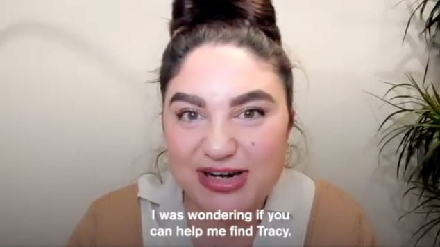 Em um vídeo que várias organizações de defesa de refugiados estão compartilhando nas mídias sociais, Ayda Zugay pede ajuda para encontrar a mulher por trás do envelope e sua mensagem de boas-vindas / Refugees International/Twitter