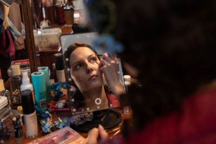 Daryna Kirik, 21, uma importante bailarina da Ópera de Lviv, se prepara para o show / Serhii Korovayny para CNN
