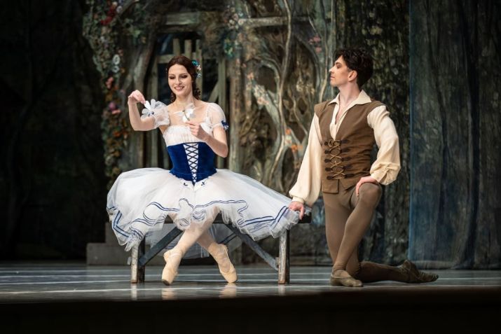 Daryna Kirik e Olexandr Omelchenko apresentam o balé "Giselle" - a primeira apresentação completa a ser exibida na Ópera Nacional de Lviv desde o início da guerra / Serhii Korovayny para CNN