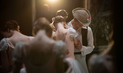 Enquanto a guerra se intensifica, bailarinos voltam ao palco na Ucrânia