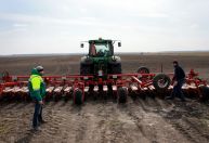 Russos roubam US$ 5 milhões em veículos agrícolas da Ucrânia, mas não podem usá-los