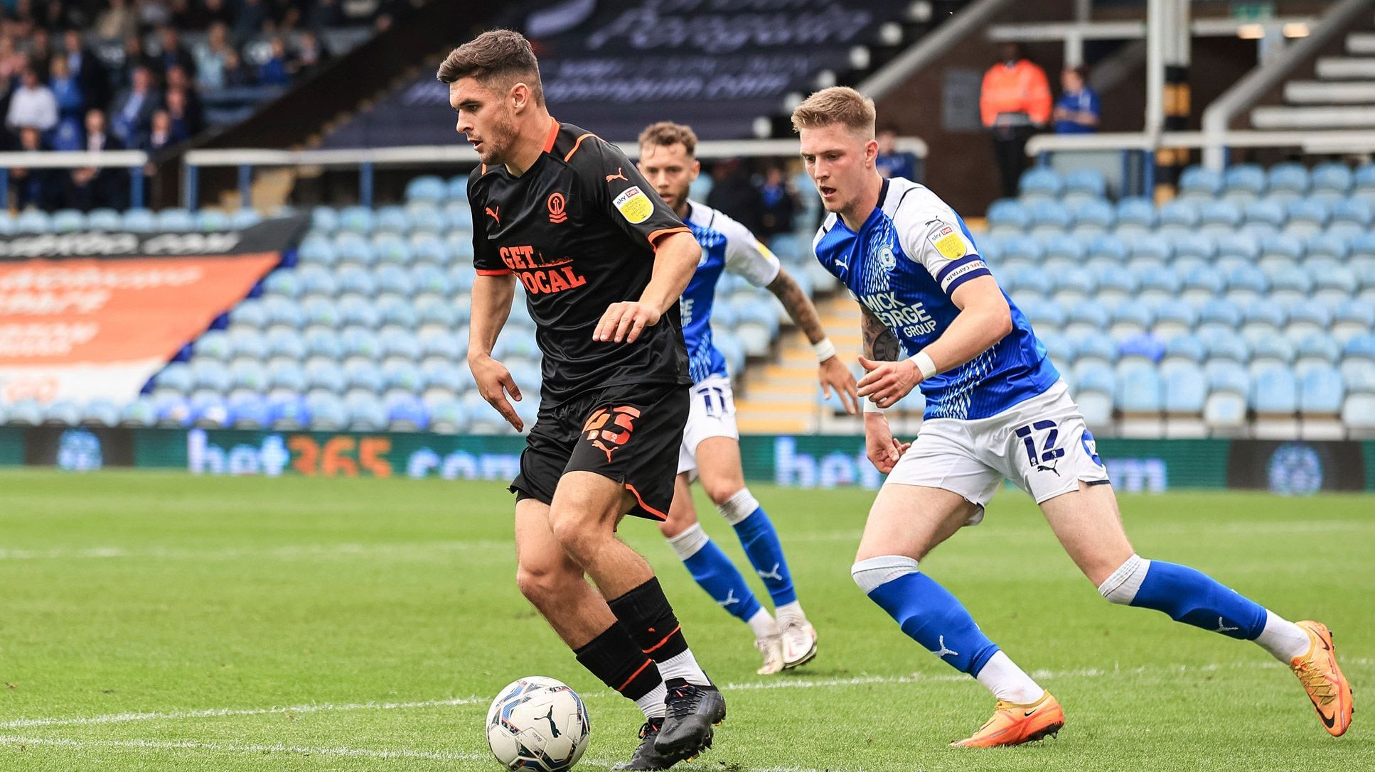 Jake Daniels, número 43, em ação pelo Blackpool em jogo contra o Peterborough, em 07/05/2022