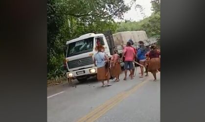 Grupo de indígenas protesta por transporte escolar na Rio-Santos em Paraty