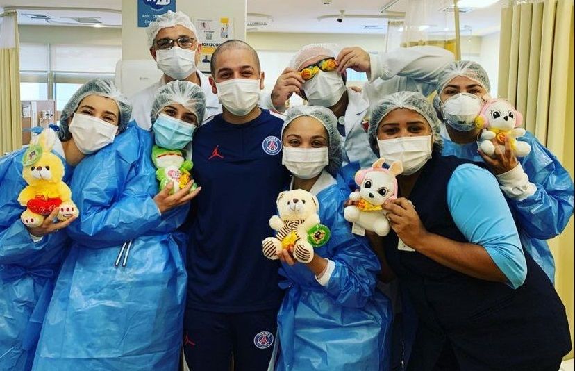 João Victor (ao centro) recebeu vídeos de craques enviando mensagens de apoio
