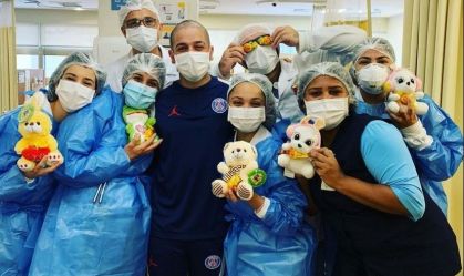 João Victor (ao centro) recebeu vídeos de craques enviando mensagens de apoio