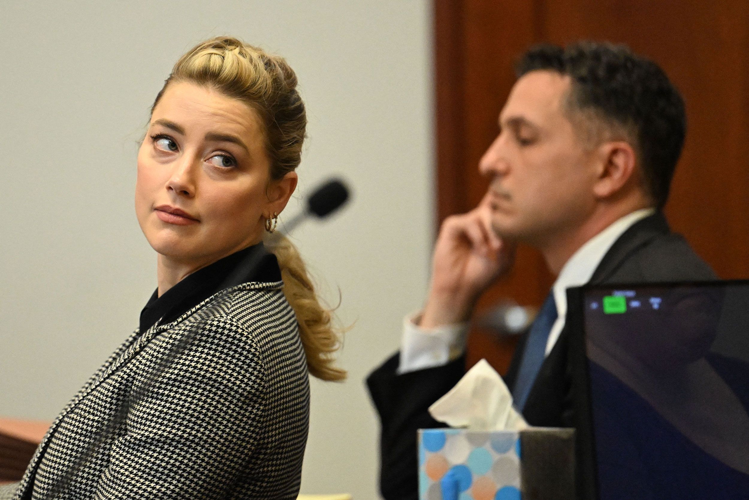 A imagem de Amber Heard também teria sido prejudicada durante todo o processo / POOL/AFP via Getty Images