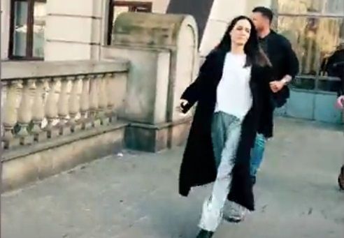 Angelina Jolie foi surpreendida com sirene de ataque aéreo na Ucrânia