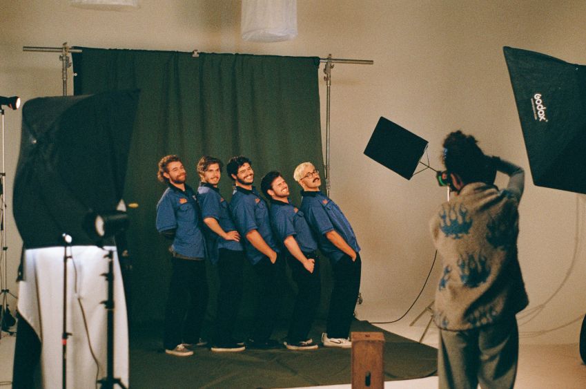 Banda curitibana Jovem Dionísio em ensaio fotográfico para o lançamento do álbum "Acorda, Pedrinho" / Sofia Romani / Reprodução