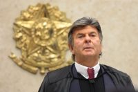 Fux diverge de Moraes e vota contra cautelares impostas a Bolsonaro
