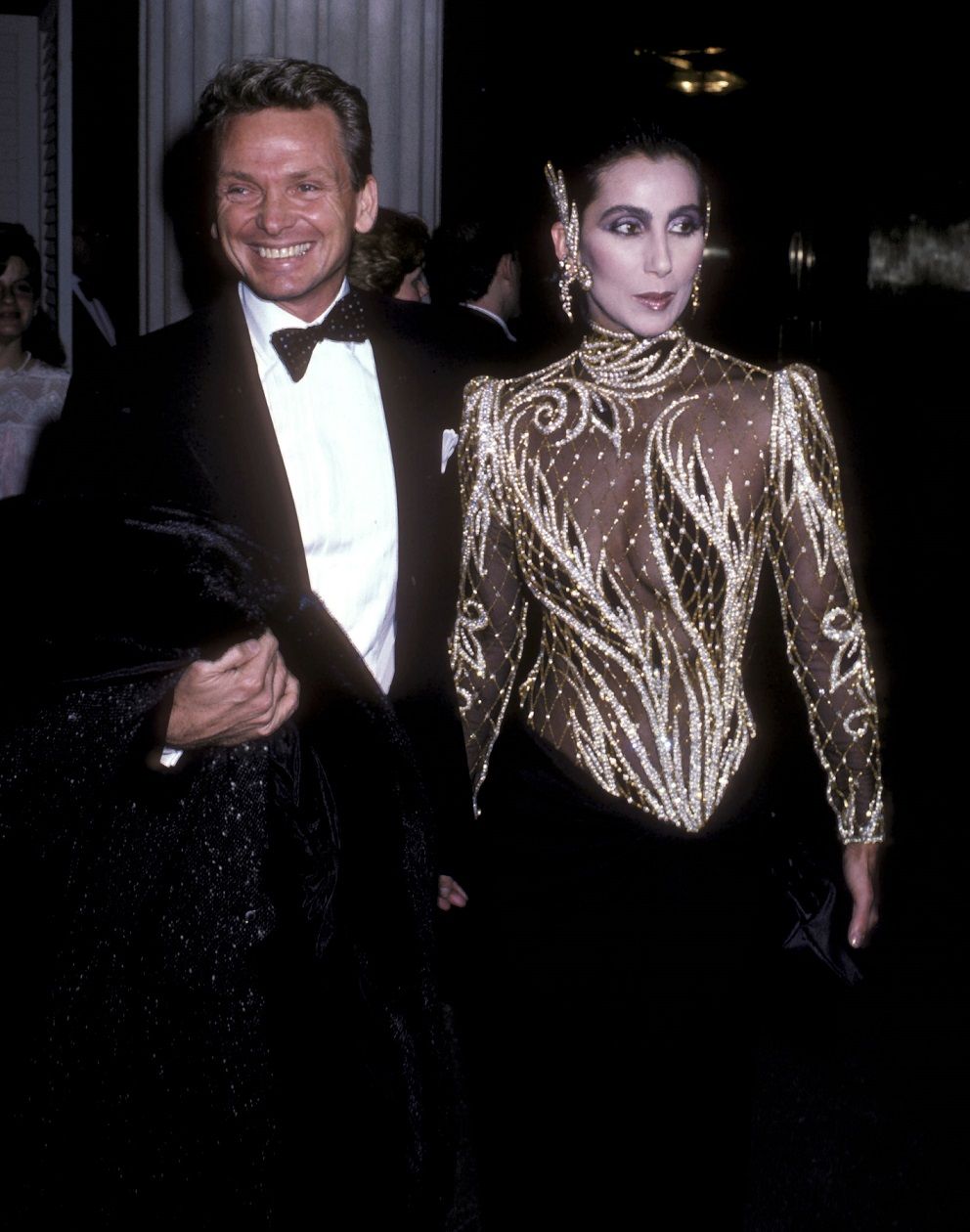 Bob Mackie and com a cantora Cher, em 1985 / Ron Galella Collection via Getty