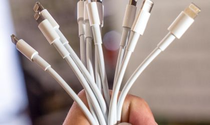 Jovem morre após sofrer descarga elétrica de celular conectado à tomada