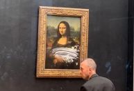 Visitante atira bolo em quadro da Mona Lisa no Louvre; vidro protege obra