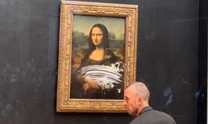 Visitante atira bolo em quadro da Mona Lisa no Louvre; vidro protege obra