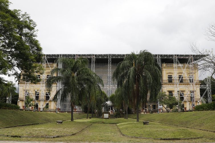 Início das obras de restauração da fachada e telhado do Museu Nacional, da UFRJ. na Quinta da Boa VIsta, após ser atingido por um incêndio em setembro de 2019. / Fernando Frazão/Agência Brasil; /Agência Brasil