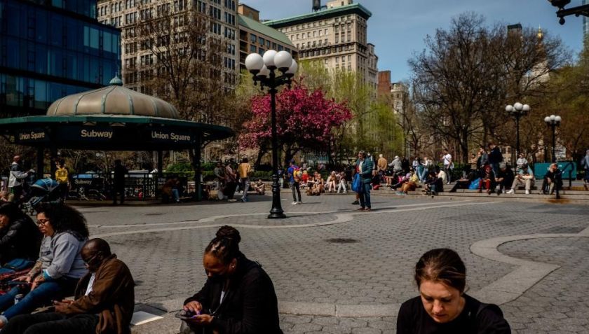 Pessoas aproveitando o dia na Union Square, em Nova York / Foto: Hilary Swift/CNN