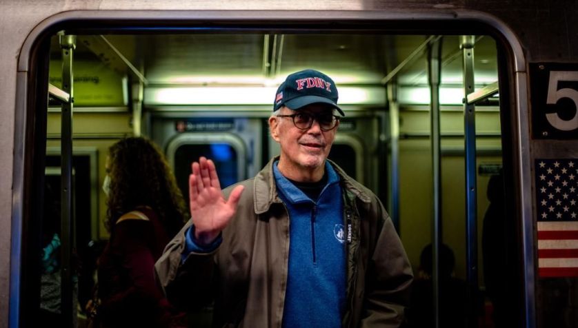 Patrick Curley dentro de um trem em uma plataforma de metrô da Times Square-42 Street / Foto: Hilary Swift/CNN
