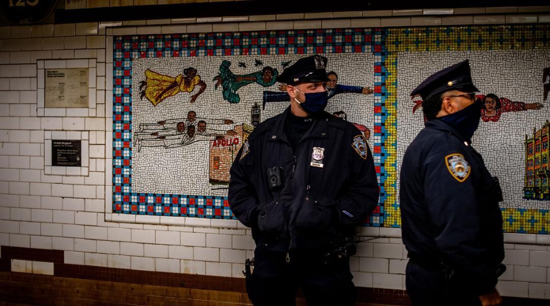 Policiais em pé dentro da Harlem 125 Street Station / Foto: Hilary Swift/CNN